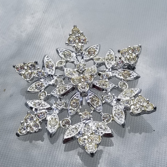 Vintage Sarah Coventry Snowflake Swarovski Brooch - Picture 2 of 5